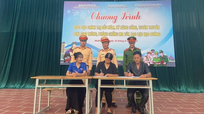 Ký cam kết giữa Đoàn trường, Trường THPT Mường Lầm và Công an Xã Mường Lầm trong Chương trình Giáo dục chính trị đầu năm học.