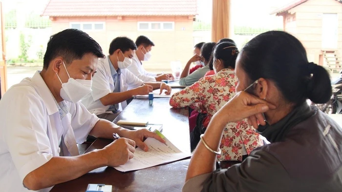 Các bác sĩ tâm thần khám sàng lọc để chẩn đoán các rối loạn tâm thần. Ảnh: HDEC