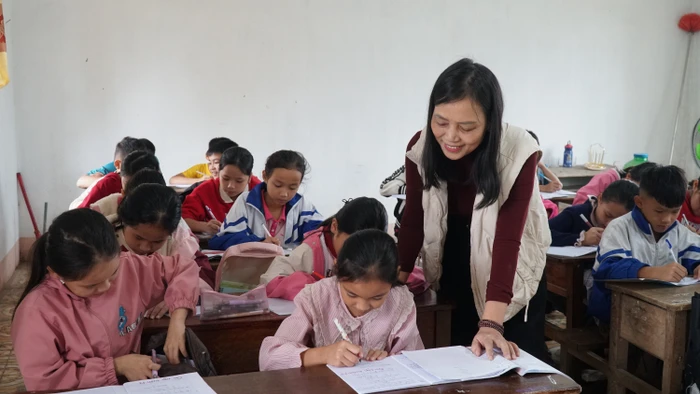 Cô giáo Trần Thị Phương và học trò lớp học tình thương ở xã Thiên Nhẫn.