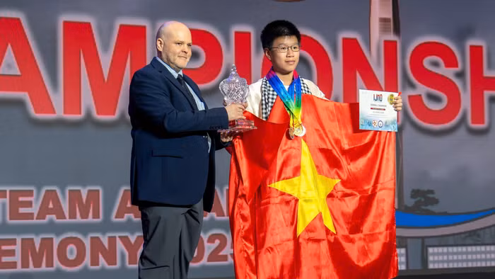 Vũ Hoàng Nam sở hữu hơn 40 huy chương Olympic Toán, Tin học và tiếng Anh cấp quốc gia và quốc tế. Ảnh: NVCC