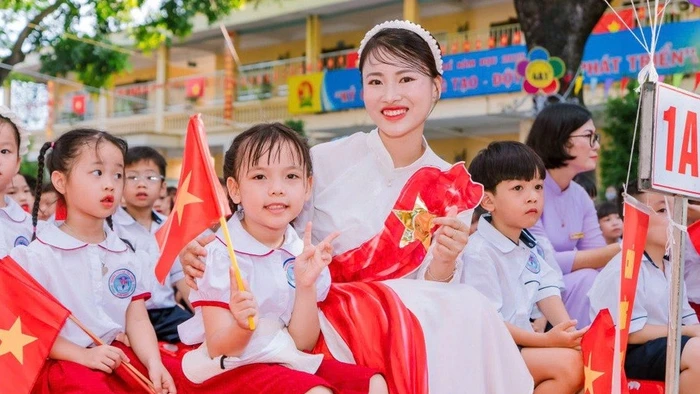 Cô và trò lớp 1 Trường Tiểu học Yên Nghĩa, phường Yên Nghĩa (Hà Nội) trong ngày khai giảng năm học 2025-2026. Ảnh: Đình Tuệ