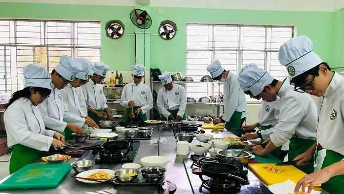 Buổi học nghề Kỹ thuật chế biến món ăn tại Trường Cao đẳng Lương thực - Thực phẩm (TPHCM).
