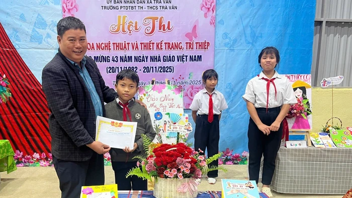 Trường PTDTBT Tiểu học & THCS Trà Vân trao thưởng cho học sinh đạt giải hội thi cắm hoa nghệ thuật và làm thiệp tri ân thầy cô giáo. Ảnh: NTCC