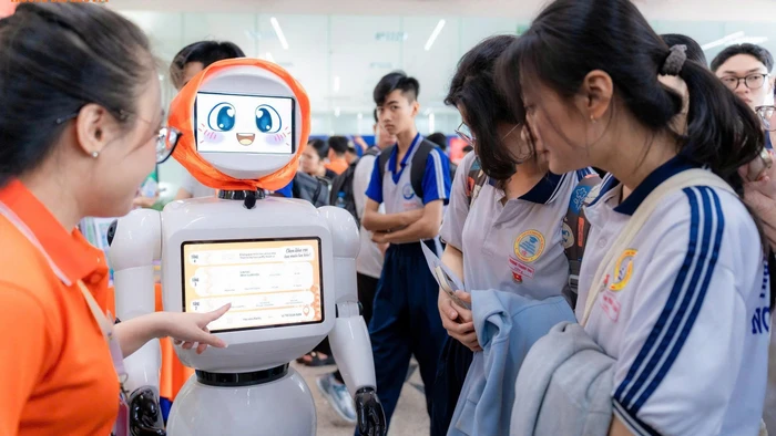 Học sinh THPT tham gia hoạt động trải nghiệm công nghệ tại Trường Đại học FPT Cần Thơ. Ảnh: TG