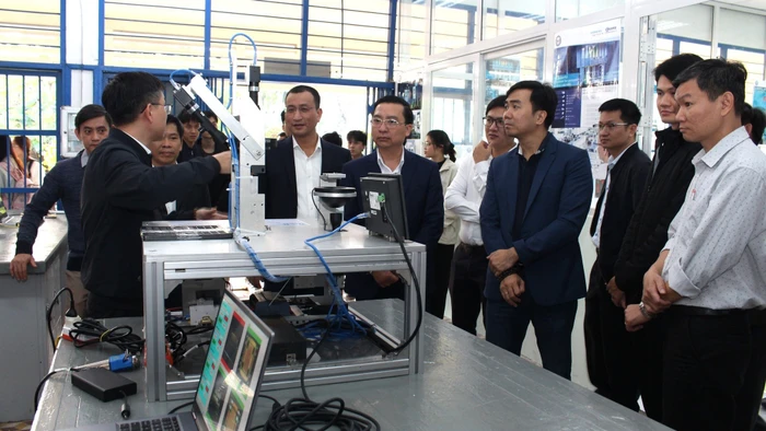 Trường Đại học Sư phạm Kỹ thuật (Đại học Đà Nẵng) tiếp nhận thiết bị phòng thực hành do doanh nghiệp tài trợ. Ảnh: NTCC