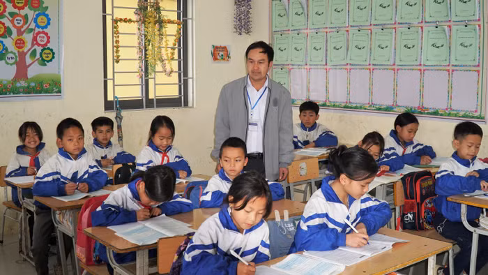 Giáo viên và học sinh Trường Phổ thông DTBT Tiểu học Mường Lống 2 (Nghệ An). Ảnh: Hồ Lài