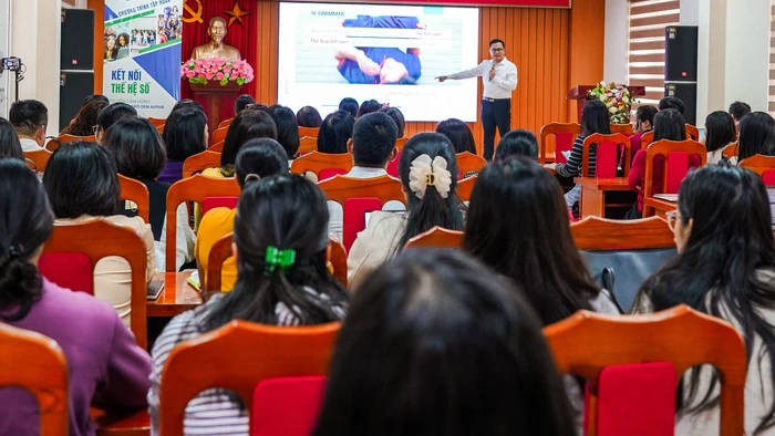 Giáo viên tại Trường THCS Tiên Dược (Sóc Sơn, Hà Nội) tham gia chương trình tập huấn về kết nối thế hệ số. Ảnh: Đình Tuệ 