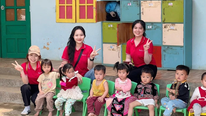 Học trò Ngô Thị San (ở giữa) trong một chuyến thiện nguyện ở Bắc Giang (cũ). Ảnh: NVCC