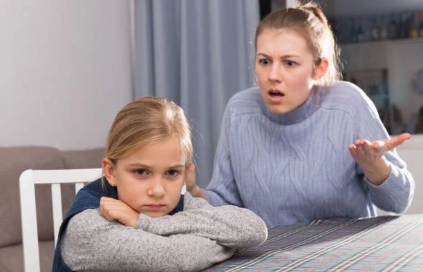 Khoảng cách thế hệ và sự thiếu hiểu biết về tâm lý tuổi dậy thì cũng là nguyên nhân làm gia tăng sự ngăn cách giữa cha mẹ và con cái. Ảnh: ITN.