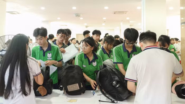 Học sinh THPT dự kỳ thi thử tốt nghiệp THPT tại Trường Đại học Ngân hàng TPHCM, ngày 4/5/2026. Ảnh: HUB