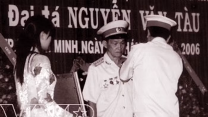 Đại tá Tư Cang nhận danh hiệu Anh hùng lực lượng vũ trang nhân dân năm 2006. Ảnh: Tư liệu.