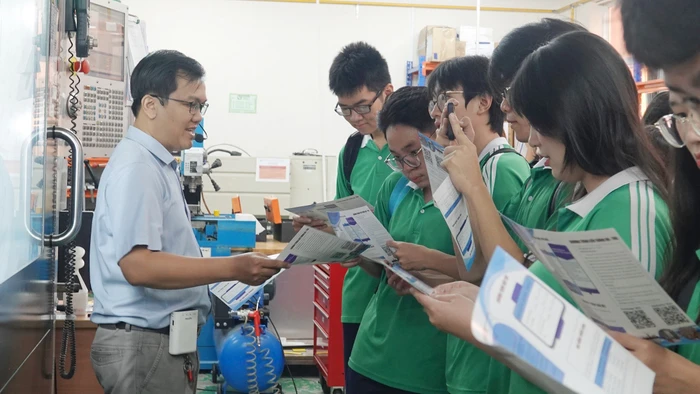 Học sinh Trường THPT Tây Thạnh (TPHCM) tham quan, trải nghiệm cơ sở vật chất, môi trường học tập tại Trường Đại học Quốc tế (Đại học Quốc gia TPHCM), tháng 10/2025. Ảnh: Bùi Diễn