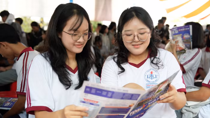 Học sinh tìm hiểu ngành, nghề tại Ngày hội tư vấn tuyển sinh. Ảnh: TDMU