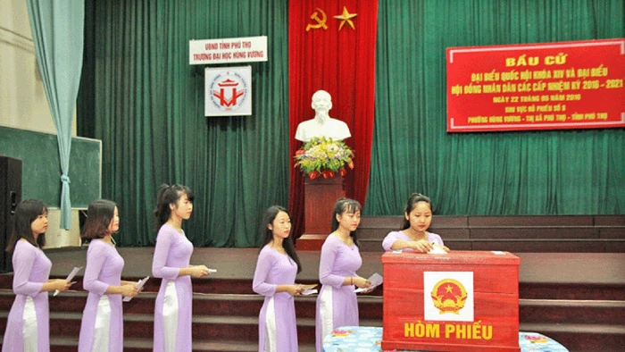 Sinh viên Trường Đại học Hùng Vương tham gia bỏ phiếu bầu cử đại biểu Quốc hội khóa XIV và Hội đồng Nhân dân các cấp nhiệm kỳ 2016 - 2021. Ảnh minh họa: Websile nhà trường