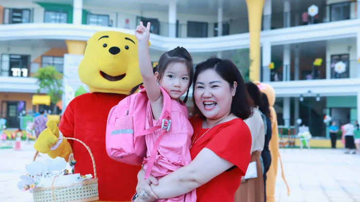 Cô và trò Trường Mầm non Họa Mi, phường Hoàng Liệt, Hà Nội. Ảnh: Đình Tuệ