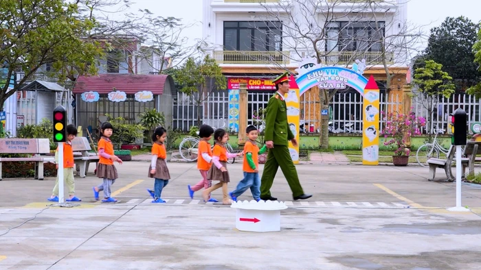 Trường Mầm non Ứng Hòe (Vĩnh Lại, Hải Phòng) phối hợp với công an xã giáo dục an toàn giao thông cho trẻ. Ảnh: NTCC