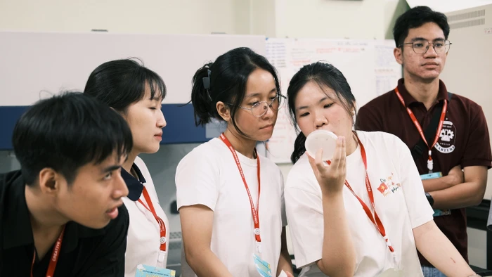 Hồ Thái Anh Thi (thứ 2 bên phải) cùng nhóm của mình say mê nghiên cứu. Ảnh: HCMUT