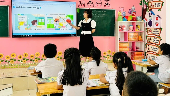 Cô Lê Thị Thanh Huyền - giáo viên Trường Tiểu học Châu Sơn (Cổ Đô, Hà Nội) trong giờ dạy tiếng Anh. Ảnh: NVCC