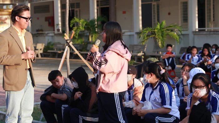 Tác giả giao lưu định hướng chọn ngành, chọn nghề với học sinh Trường THPT Ninh Hải (tỉnh Khánh Hòa). Ảnh: NVCC