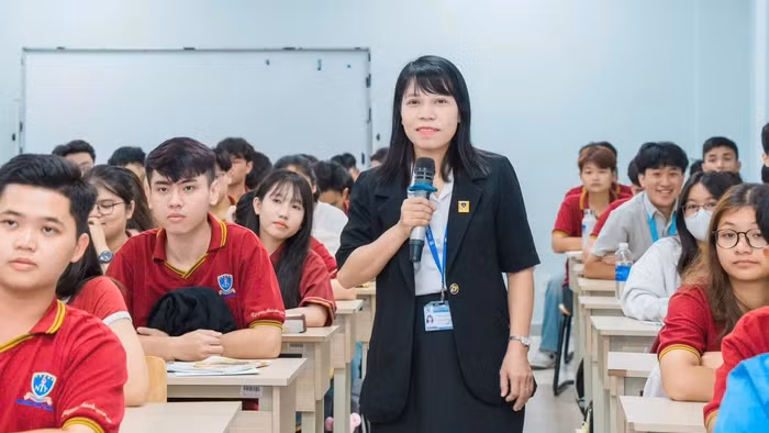 TS Cù Ngọc Phương và sinh viên Trường Đại học Nguyễn Tất Thành. Ảnh: NVCC
