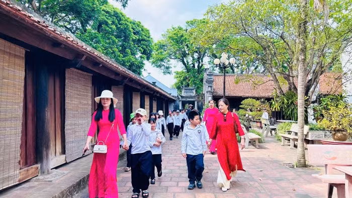 Học sinh Trường Tiểu học Kim Đồng (phường Nam Định) tham quan, trải nghiệm thực tế tại Khu di tích lịch sử Đền Trần.