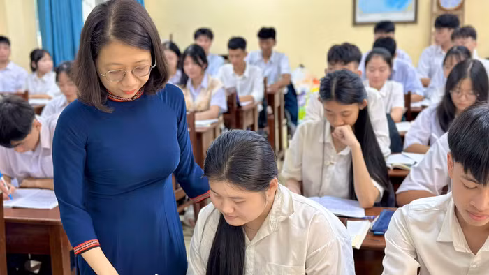 Cô Phạm Nguyễn Trang Ngân và học sinh Trường THPT A Lưới. Ảnh : NVCC