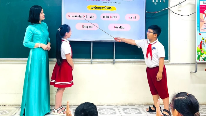 Tiết học “Luyện đọc từ khó” có chứa phụ âm L/N tại Trường Tiểu học Lê Hồng Phong (phường Thái Bình). Ảnh: NTCC