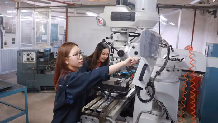 Sinh viên Trường Đại học Công Thương TPHCM trong giờ thực hành. Ảnh: HUIT 
