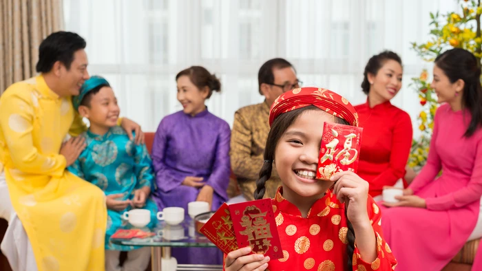 Việc trẻ em bước vào “thế giới tiền bạc” thông qua tiền mừng tuổi không chỉ là câu chuyện quản lý tài chính, mà còn là vấn đề tâm lý, văn hóa và quan hệ gia đình. Ảnh minh họa: ITN.