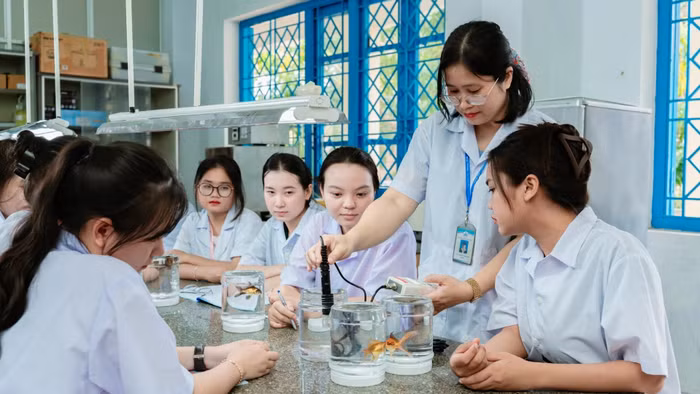 Giảng viên Trường Đại học Nha Trang (Khánh Hòa) hướng dẫn sinh viên thực hành. Ảnh: ITN