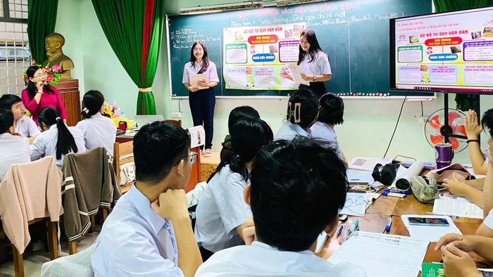 Cô Bùi Lê Trang Nhung và học sinh ứng dụng AI trong dạy học môn Ngữ văn. Ảnh: Nguyễn Dung