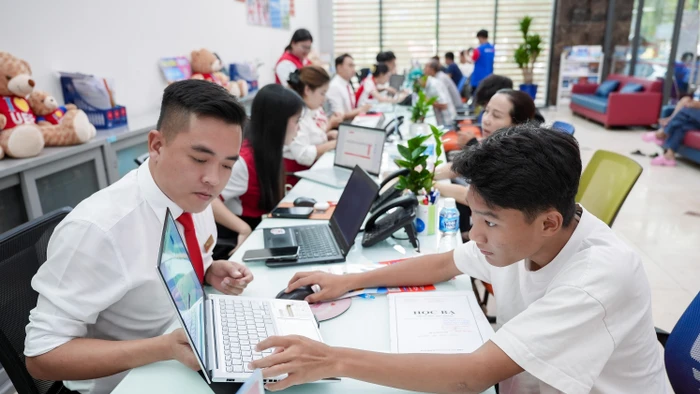 Học sinh THPT tìm hiểu thông tin tại Trường Đại học Kinh tế - Tài chính TPHCM. Ảnh: UEF