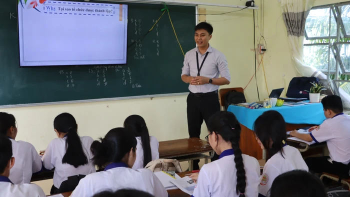 Thầy Trần Bình Trọng - giáo viên Trường THPT Định Thành lồng ghép tuyên truyền ý nghĩa, giá trị của các cuộc Tổng tuyển cử vào bài giảng lịch sử. Ảnh: Quách Mến