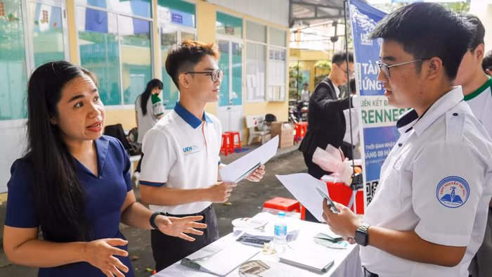 Học sinh Trường THPT Nguyễn Thị Diệu, phường Xuân Hòa (TPHCM) tham gia chương trình hướng nghiệp năm học 2025 - 2026. Ảnh: ITN