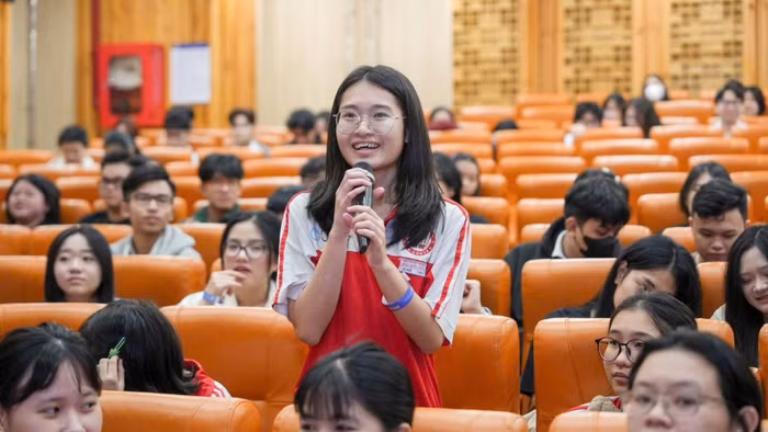 Học sinh Trường THPT Đào Sơn Tây tham gia chuyến trải nghiệm thực tế tại Trường Đại học Quốc tế Sài Gòn. Ảnh: ST