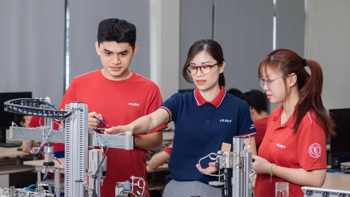 Giảng viên Đại học Bách khoa Hà Nội hướng dẫn sinh viên thực hành trong phòng thí nghiệm. Ảnh: HUST