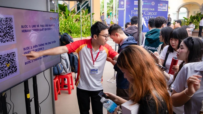 Học sinh, sinh viên tìm hiểu thông tin việc làm tại gian hàng một doanh nghiệp về tài chính, ngân hàng trong chương trình hướng nghiệp tại Trường Đại học Quốc tế Sài Gòn. Ảnh: SIU