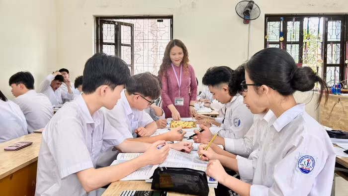 Cô Phạm Thị Liên và học sinh Trường THPT Vị Xuyên, Tuyên Quang trong giờ học tiếng Anh. Ảnh: NVCC