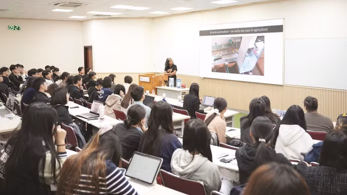 Không gian giảng đường đại học, nơi sinh viên tham gia các hoạt động học tập và trao đổi ý kiến.