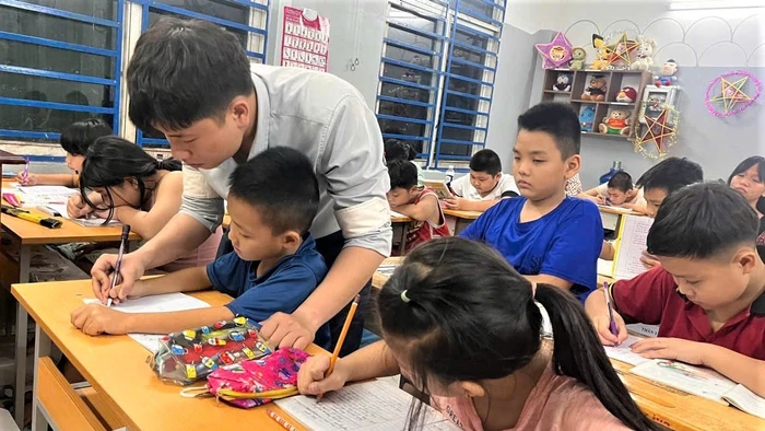 Suốt những năm qua, nhờ thầy Hải mà nhiều trẻ em nghèo biết đọc, viết. Ảnh: NVCC