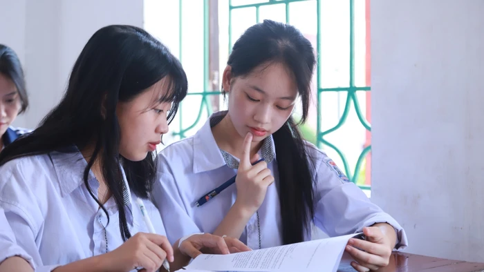 Các phụ huynh cần thường xuyên phối hợp với nhà trường để theo dõi quá trình học tập và sinh hoạt của con mình tại trường. Ảnh: Đình Tuệ 