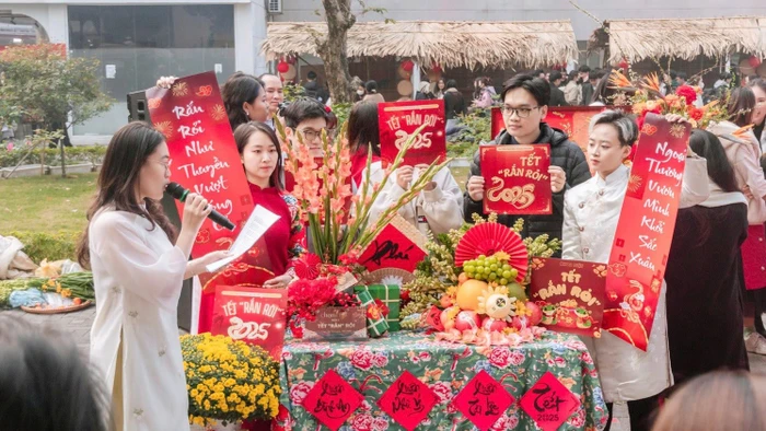 Sinh viên Trường ĐH Ngoại thương (Hà Nội) trình bày mâm ngũ quả tại Chương trình “Tết sum vầy - Xuân bình an”. Ảnh: Nguyễn Liên