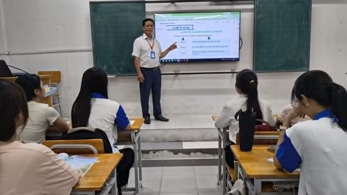 NGƯT Tô Ngọc Sơn trong giờ dạy. Ảnh: NVCC