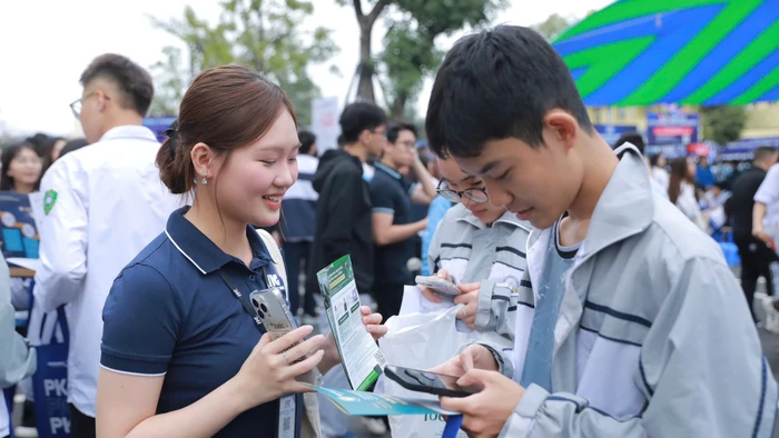 Học sinh tìm hiểu thông tin tại Ngày hội tư vấn tuyển sinh – hướng nghiệp năm 2026. Ảnh minh họa: INT