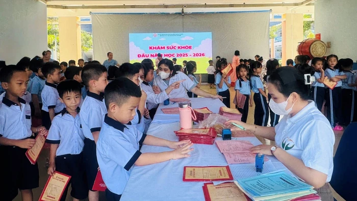 Trường Tiểu học Nguyễn Anh Khương (phường Đông Hưng Thuận) trong ngày khám sức khỏe đầu năm học 2025 - 2026. Ảnh: NT