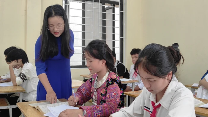 Cô và trò Trường Phổ thông DTBT THCS Mường Lý dạy, học trong điều kiện khang trang.