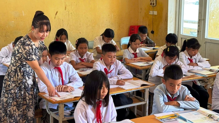 Cô Bùi Thị Giang Châu - Trường THCS Mường Chanh tận tình chỉ dạy học trò trên lớp.