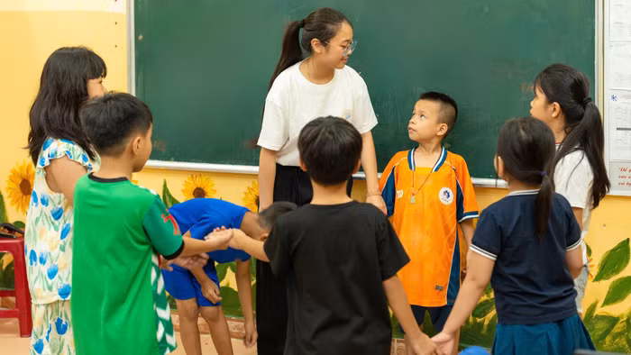 Huỳnh Khương Nguyên trong giờ dạy tiếng Anh miễn phí tại Trung tâm Bảo trợ trẻ em đường phố (Đà Nẵng). Ảnh: NVCC