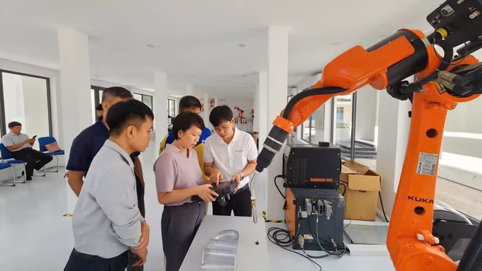 Trung tâm Đào tạo nghiên cứu và phát triển ứng dụng Robot công nghiệp và trí tuệ nhân tạo do KUKA tài trợ cho Trường Đại học Bách khoa, Đại học Đà Nẵng. Ảnh: NTCC
