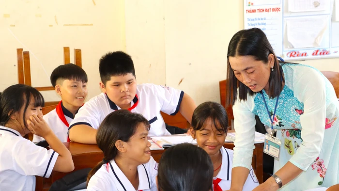 Cô Lý Hòa Ly hướng dẫn học sinh học tập.